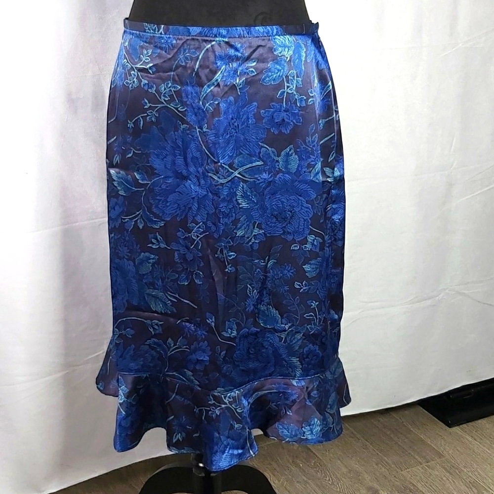 Mid length skirt
